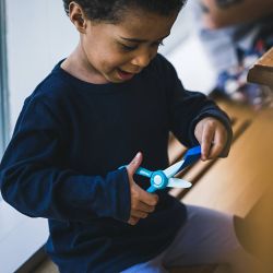 Tijeras infantiles Fiskars con libro de actividades