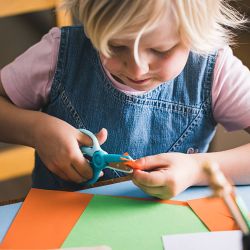Tijeras infantiles Fiskars con libro de actividades