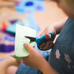 Tijeras infantiles Fiskars con libro de actividades