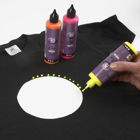 Una camiseta negra decorada con 3D Liner Guia DIY