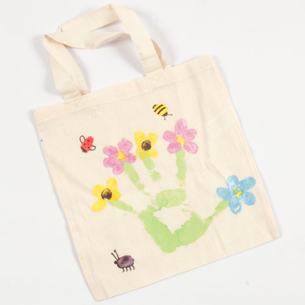 Una bolsa para la compra decorada con pintura de dedos para tela